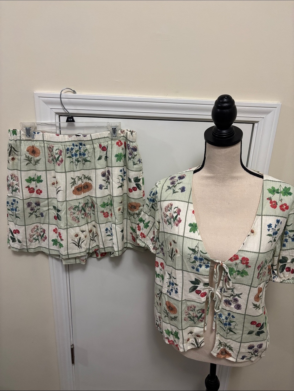 Industry Republic Clothing Floral Tie-Front Top & Shorts Set - size Large